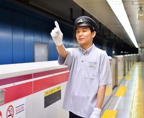 画像:ポロシャツを着用した男性職員