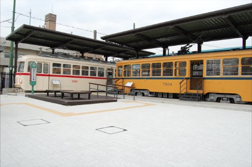 画像：駅に停車中の車両