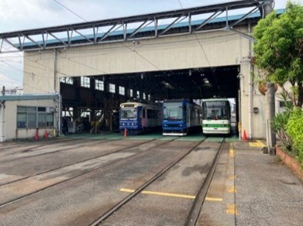 画像：車庫内の車両