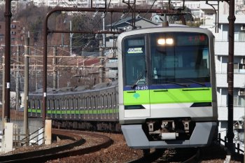 画像：10-300形車両が走行している様子