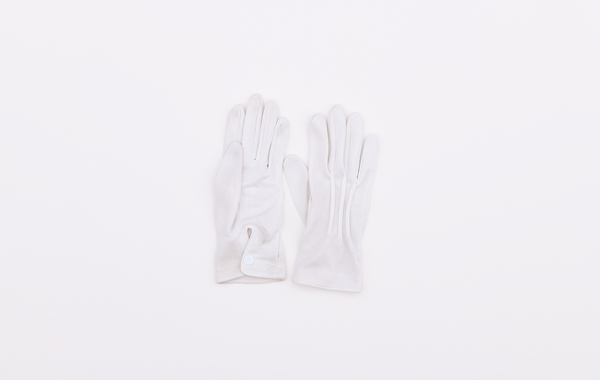 写真: 第1回 大切な合図を送る「白手袋」