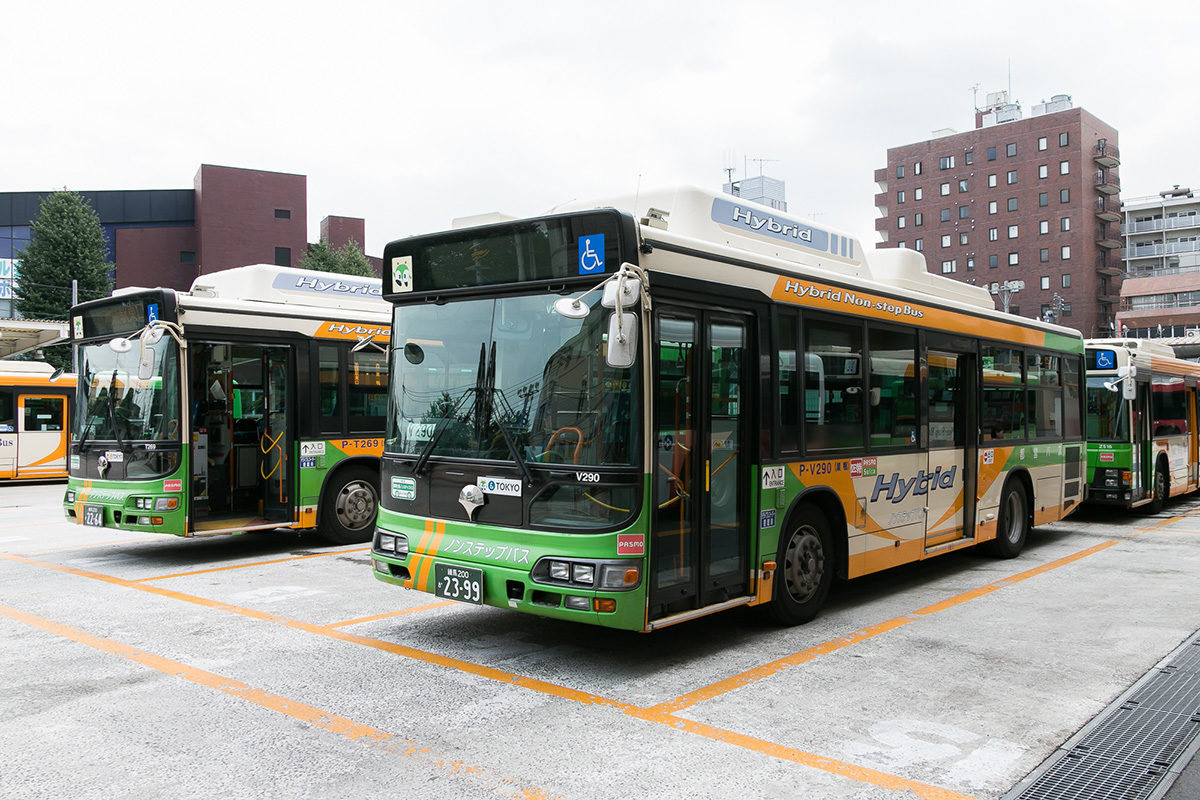 このハイブリッド・ノンステップバスは軽量化されたバッテリーなどを屋根に設置することでノンステップ化を実現した。現在運行している都営バスの車両は全てノンステップバスとなっている。