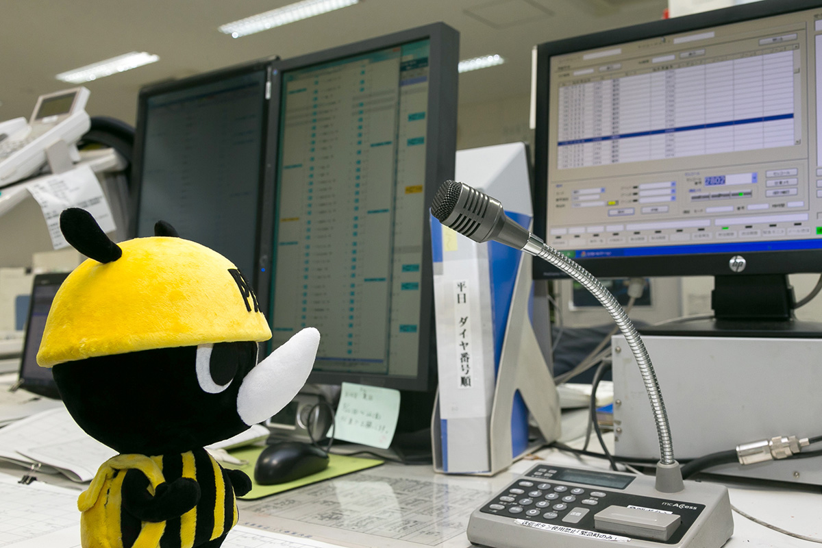 マイクのついた機械がMCA(マルチチャンネルアクセス)無線。バスと交通局本局および営業所との通信手段となる。後ろの3つのモニターで運行状況をチェックする。