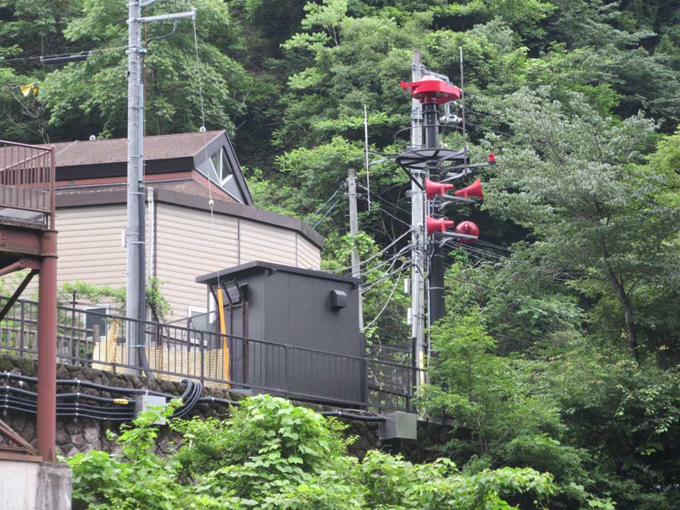 放流警報用のサイレンとスピーカー
