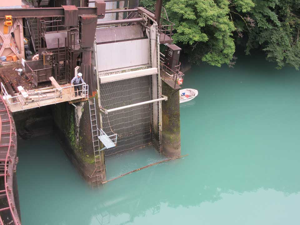 多摩川第三発電所水を取り入れる取水口