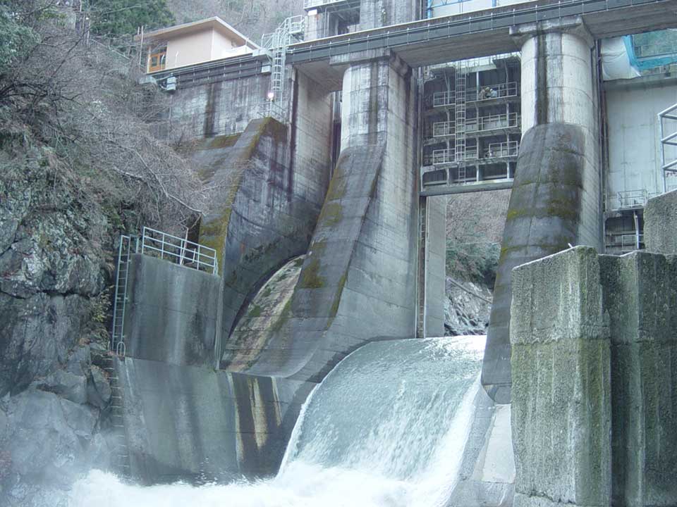 ゲートからの放水
