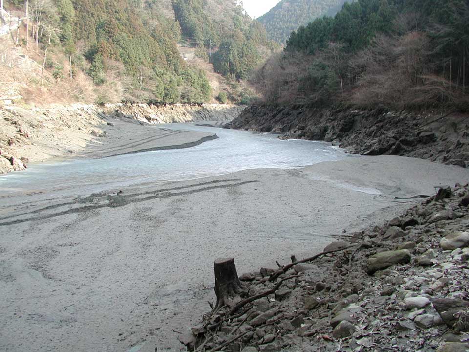 抜水により湖底が見える白丸湖