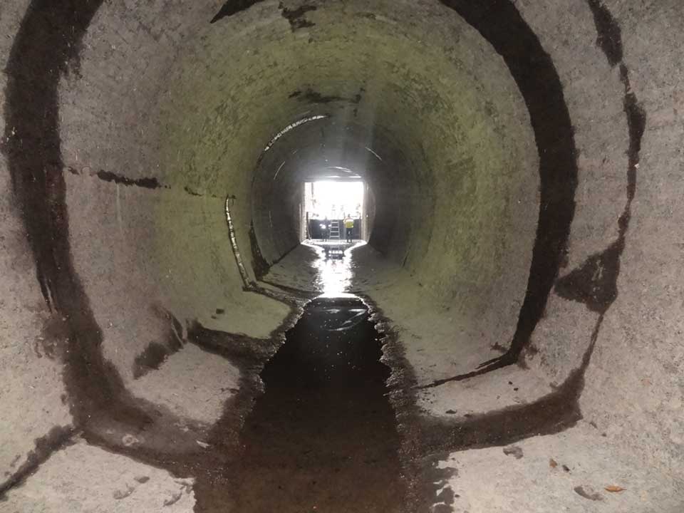 抜水した導水路