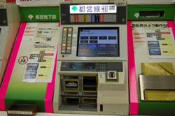 写真：ICカード対応自動券売機