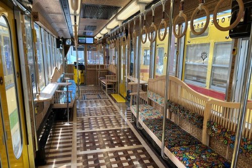 画像：8500形ロングシート車（8501）内装